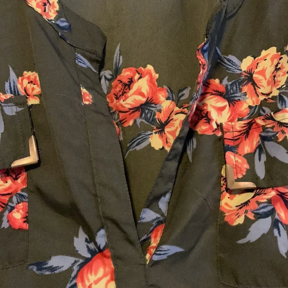 Live 4 Truth.  Army Green Top with Flowers - Picture 4 of 9